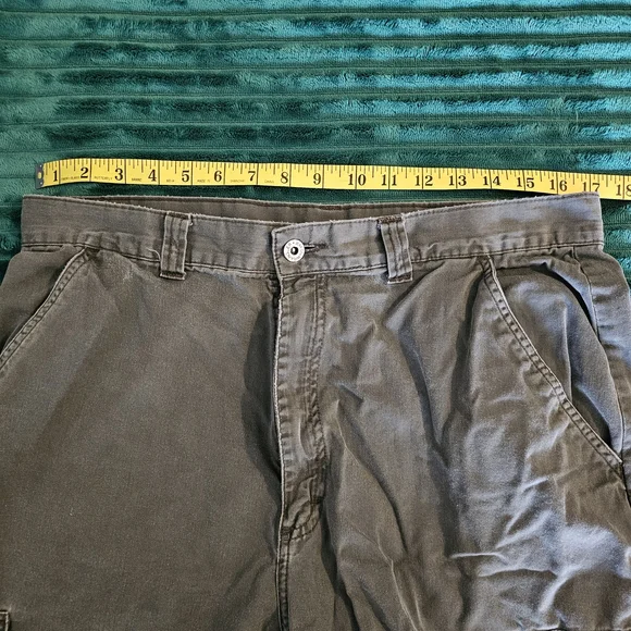 Wrangler Men's Olive and Gray Cargo Shorts - Picture 5 of 12